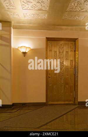 Upper East Side: Blick auf die Lobby, 3 East 84th Street, Wahrzeichen Art déco-Apartments, entworfen von Raymond Hood und John Howells, erbaut 1928. Stockfoto