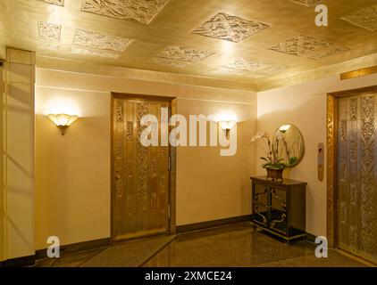 Upper East Side: Blick auf die Lobby, 3 East 84th Street, Wahrzeichen Art déco-Apartments, entworfen von Raymond Hood und John Howells, erbaut 1928. Stockfoto