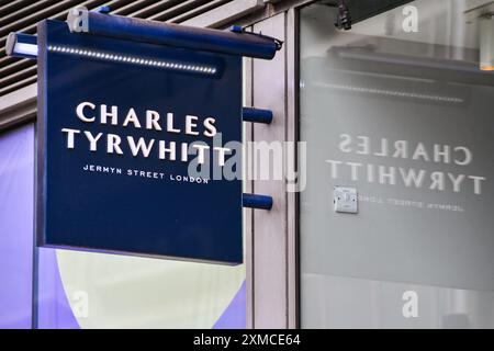 London, England, Großbritannien - 27. Juni 2023: Schild über dem Eingang zu einer Filiale des Kleidergeschäfts von Charles Tyrwhitt man Stockfoto