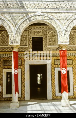 Tunis, Tunesien.  Dar Lasram Hof, 18.. Jahrhundert Herrenhaus.  Tunesische Fahnen. Stockfoto