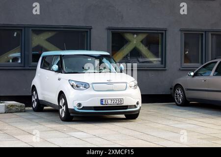 BERGEN, NORWEGEN - 11. AUGUST 2016: Kia Soul Elektroauto parkt in Norwegen, wo Elektrofahrzeuge sehr beliebt sind Stockfoto