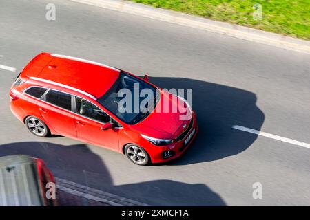 OSTRAVA, TSCHECHISCHE REPUBLIK - 12. APRIL 2024: Roter Kia Ceed SW Kombi mit Bewegungsunschärfe-Effekt Stockfoto