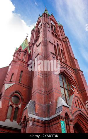 BERGEN, NORWEGEN - 11. AUGUST 2016: Johanneskirken-Kirche aus rotem Backstein in Bergen, Norwegen, vertikales Bild Stockfoto