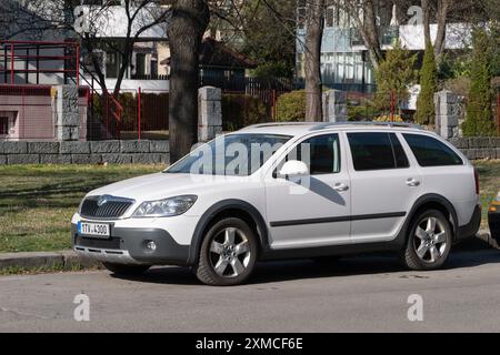 OSTRAVA, TSCHECHISCHE REPUBLIK - 11. FEBRUAR 2022: Skoda Octavia Kombi Scout Crossover Auto parkt auf der Straße Stockfoto