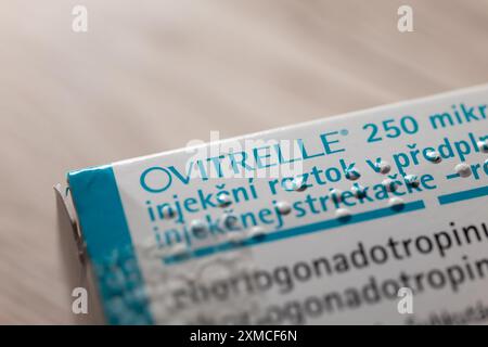 OSTRAVA, TSCHECHISCHE REPUBLIK - 6. MÄRZ 2024: Ovitrelle-Injektionspaket für IVF, assistierte Reproduktion zur Verbesserung der Follikelreifung Stockfoto