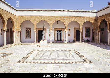 Tunis, Tunesien. Innenhof von Zawiya von Sidi Kacem Al-Jalizi, 17.-18. Jahrhundert, restauriert 20. Jahrhundert. Jahrhundert. Stockfoto