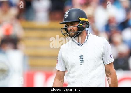 Birmingham, Großbritannien. Juli 2024. Chris Woakes aus England während des Spiels der International Test Match Series zwischen England und West Indies am 27. Juli 2024 im Edgbaston Cricket Ground, Birmingham, England. Foto von Stuart Leggett. Nur redaktionelle Verwendung, Lizenz für kommerzielle Nutzung erforderlich. Keine Verwendung bei Wetten, Spielen oder Publikationen eines einzelnen Clubs/einer Liga/eines Spielers. Quelle: UK Sports Pics Ltd/Alamy Live News Stockfoto