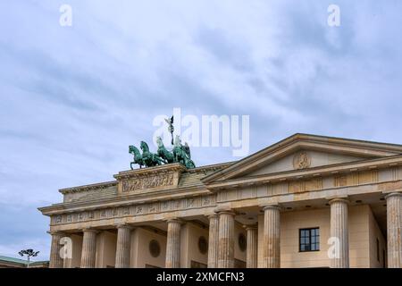 Blick auf den Wagen am Brandenburger Tor. Brandenburger Tor aus der Nähe. Stockfoto