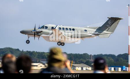 Metrea - Beechcraft Super King Air, die bei der RAF Fairford ankommt, um an der statischen Ausstellung auf der RIAT 2024 teilzunehmen. Stockfoto