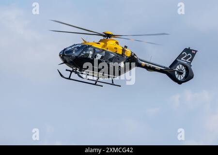 Die Airbus-Hubschrauber Juno HT1 kommen bei der RAF Fairford an, um an der statischen Ausstellung der Royal International Air Tattoo 2024 teilzunehmen. Stockfoto