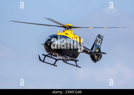 Die Airbus-Hubschrauber Juno HT1 kommen bei der RAF Fairford an, um an der statischen Ausstellung der Royal International Air Tattoo 2024 teilzunehmen. Stockfoto