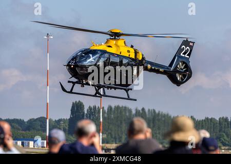 Die Airbus-Hubschrauber Juno HT1 kommen bei der RAF Fairford an, um an der statischen Ausstellung der Royal International Air Tattoo 2024 teilzunehmen. Stockfoto