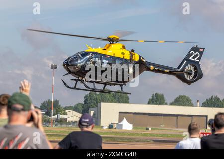 Die Airbus-Hubschrauber Juno HT1 kommen bei der RAF Fairford an, um an der statischen Ausstellung der Royal International Air Tattoo 2024 teilzunehmen. Stockfoto