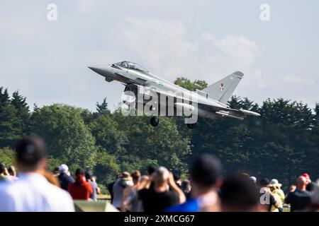 Royal Air Force - Eurofighter EF-2000 Typhoon FGR.4, der bei der RAF Fairford eintrifft, um an der statischen Anzeige auf der RIAT 2024 teilzunehmen. Stockfoto