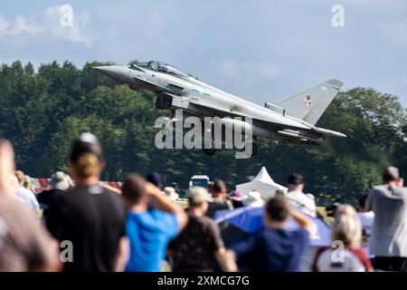 Royal Air Force - Eurofighter EF-2000 Typhoon FGR.4, der bei der RAF Fairford eintrifft, um an der statischen Anzeige auf der RIAT 2024 teilzunehmen. Stockfoto