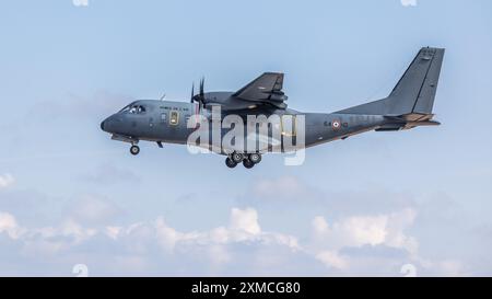 Französische Luft- und Raumstreitkräfte - CASA CN-235 taktische Transportflugzeuge, die bei der Royal International Air Tattoo 2024 bei der RAF Fairford ankommen. Stockfoto