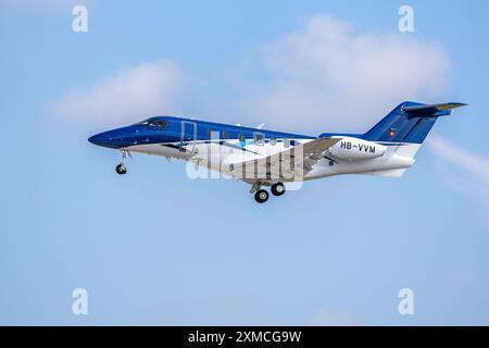 Pilatus PC-24 „HB-VVM“ kommt bei RAF Fairford an, um an der statischen Anzeige auf der RIAT 2024 teilzunehmen. Stockfoto
