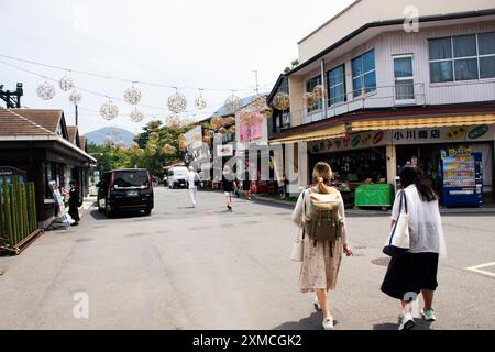 Klassisches Vintage-Retro-Gebäude im Außenbereich des lokalen Souvenirs Souvenirgeschäfts am Bahnhof Gora für Japaner Reisende Besuchen Sie ausgewählte Waren kaufen Stockfoto