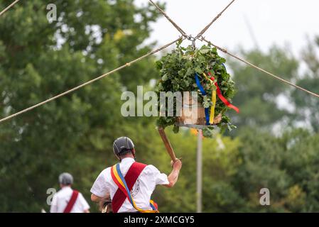 Klockenhagen, Deutschland. Juli 2024. Ein Reiter schlägt mit einem Schläger auf eine Heringboje. Er konkurriert mit 15 weiteren Fahrern um mehrere Königstitel beim traditionellen Fassschlagen in Klockenhagen. 2017 wurde die weit verbreitete Praxis des Fass-Schlagens auf der Ostsee in die Liste des immateriellen Kulturerbes der UNESCO aufgenommen. Quelle: Stephan Schulz/dpa/Alamy Live News Stockfoto