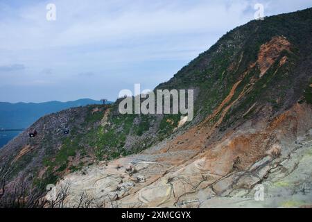 Sehen Sie die Landschaft Owakudani Bergkrater, der während der letzten Eruption entstanden ist, und Schwefeldämpfe und warme Flüsse des Mount Hakone für japaner Stockfoto