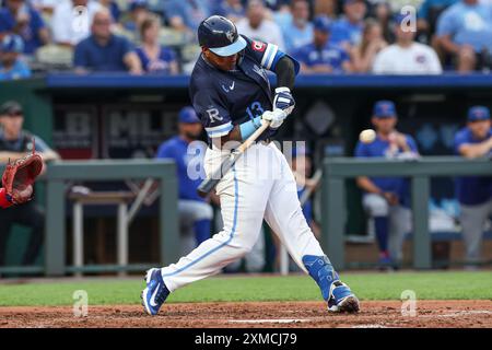 Kansas City, MO, USA. Juli 2024. Salvador Perez (13) schlägt gegen die Chicago Cubs im Kauffman Stadium in Kansas City, MO. David Smith/CSM/Alamy Live News Stockfoto