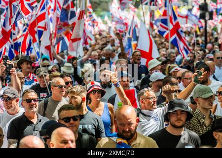 London, Großbritannien. Juli 2024. Tommy Robinson (echter Name Stephen Lennon) marschiert mit Anhängern zum Trafalgar Square, um anti-muslimische und anti-palästinensische Ansichten zu bezeugen. Guy Bell/Alamy Live News Stockfoto