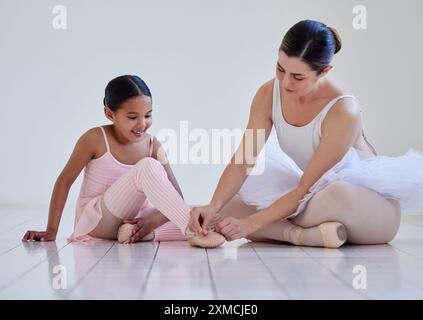 Ballett, Lehrer und Helfer mit Schuhen, Unterrichtsunterstützung und bereit für die Trainingsleistung nach Akademie. Weibliche Mentorin, Mädchen und Boden auf Stockfoto