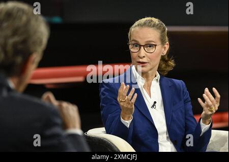 Markus Lanz mit Prof. Frauke Brosius-Gersdorf 07/24 ihr Markus Lanz und Prof. Frauke Brosius-Gersdorf am 25. Juli 2024 in Markus Lanz Aufzeichnung vom 16. Juli TV Fernsehen Talkshow Talkshow Deutschland deutsch deutsche Frau Schriftstellerin Literatur Juristin Autorin Verfassungsrechtlerin Professorin Mann Italien Italienisch Italienisch-deutscher Moderator Fotografie Fotograf Journalistin Journalistin deutsche Rechtsanwaltsexpertin Journalistin Journalistin Journalistin Journalistin Autorin Autorin Gastgeberin deutsch-italienisch Moderatorin Fotografin quer halb Porträt sitzend sprechend gestikuliert *** Marku Stockfoto