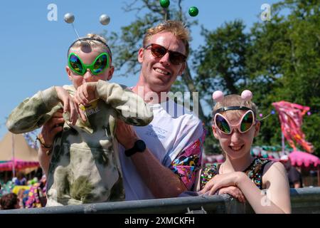 Lulworth, Dorset, Großbritannien. 27. Juli 2024 Kinder mit ihren Familien in schicken Kostümen als Außerirdische und Raumfahrer beim Camp Bestival Familienfest, 27. Juli 2024, Credit: Dawn Fletcher-Park/Alamy Live News Stockfoto