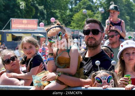 Lulworth, Dorset, Großbritannien. 27. Juli 2024 Kinder mit ihren Familien in schicken Kostümen als Außerirdische und Raumfahrer beim Camp Bestival Familienfest, 27. Juli 2024, Credit: Dawn Fletcher-Park/Alamy Live News Stockfoto