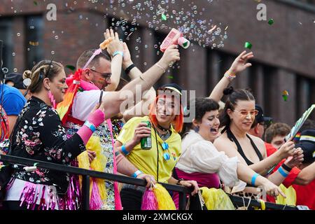 Berlin, Deutschland. Juli 2024. Es herrscht eine tolle Atmosphäre auf einem der Wagen bei der 46. Berlin Pride Parade zum Christopher Street Day (CSD). Quelle: Jörg Carstensen/dpa/Alamy Live News Stockfoto