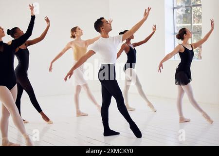 Ballett, Gruppe und Klasse mit Tänzerinnen, Übungen und Training für Auftritte im Studio. Vielfalt, Menschen und Wellness der Ballerina-Fitness Stockfoto