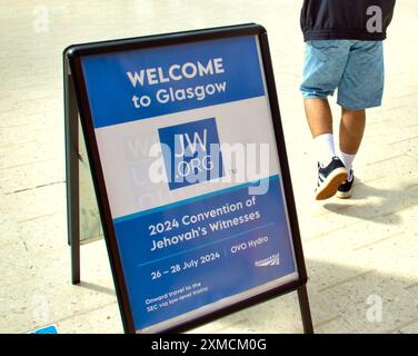 Glasgow, Schottland, Großbritannien. 27. Juli 2024: Schild „Willkommen in Glasgow“ im Hauptbahnhof der Zeugen Jehovas. Credit Gerard Ferry /Alamy Live News Stockfoto