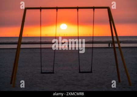 Nordseeinsel Langeoog, Frühsommer, Strand, Kinderschaukel, Offshore-Windpark, Sonnenuntergang, Niedersachsen, Deutschland Stockfoto