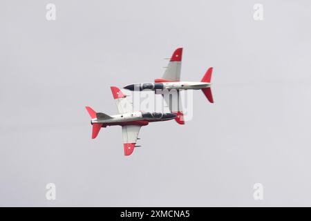 Die Midnight Hawks des finnischen Air Force Aerobatic Teams zeigen sich bei der Royal International Air Tattoo 2024 im RAF Fairford. Stockfoto