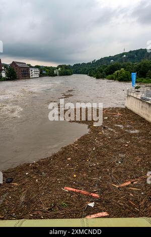 Weir des Baldeney Sees in Essen, die Wassermassen brüllen durch die offenen Wehre, Hochwasser auf der Ruhr, schwimmende Trümmer, nach langen Starkregen die Stockfoto