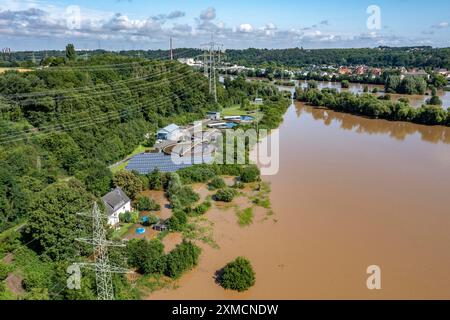 Hochwasser auf das Ruhrgebiet, nach langen Regenperioden verließ der Fluss sein Flussbett und überschwemmte das Land und die Dörfer, den höchsten Wasserstand Stockfoto