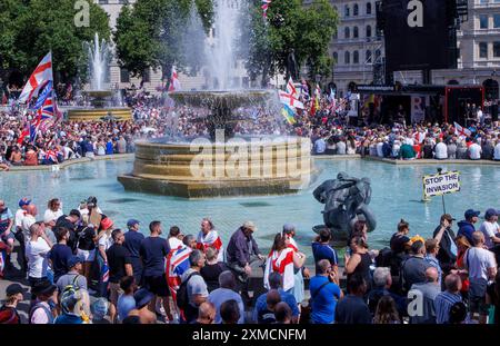 London, Großbritannien. Juli 2024. Demonstration auf dem Trafalgar Square durch Unterstützer von Tommy Robinson und der extremen Rechten. Quelle: Mark Thomas/Alamy Live News Stockfoto