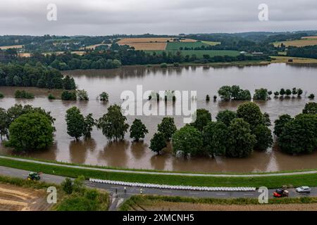 Ruhrhochwasser bei Mühlheim-Menden, Schäden am Ruhrdeich wurden nach langer Zeit mit großen Sandsäcken versiegelt, überflutete Ruhrauen, Hochwasser am Ruhrgebiet Stockfoto