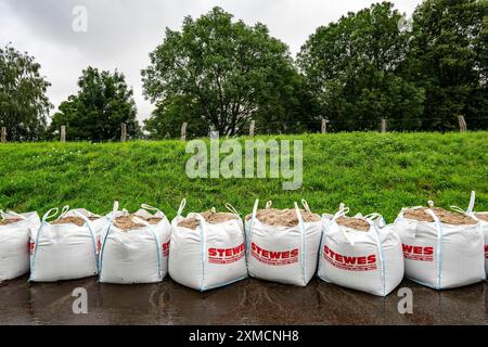 Ruhrhochwasser bei Mühlheim-Menden, Schäden am Ruhrdeich wurden nach langer Zeit mit großen Sandsäcken versiegelt, überflutete Ruhrauen, Hochwasser am Ruhrgebiet Stockfoto