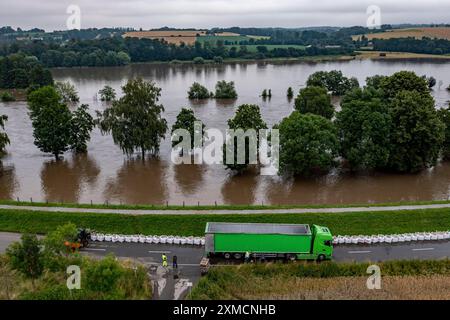 Ruhrhochwasser bei Mühlheim-Menden, Schäden am Ruhrdeich wurden nach langer Zeit mit großen Sandsäcken versiegelt, überflutete Ruhrauen, Hochwasser am Ruhrgebiet Stockfoto