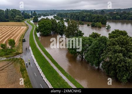 Ruhrhochwasser bei Mühlheim-Menden, Schäden am Ruhrdeich wurden nach langer Zeit mit großen Sandsäcken versiegelt, überflutete Ruhrauen, Hochwasser am Ruhrgebiet Stockfoto