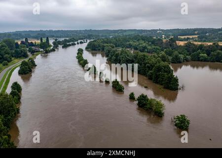 Ruhrhochwasser bei Mühlheim-Menden, überflutete Ruhrauen, überflutete das Ruhrgebiet, nach langen Starkregen verließ der Fluss sein Flussbett und überflutete das Ruhrgebiet Stockfoto