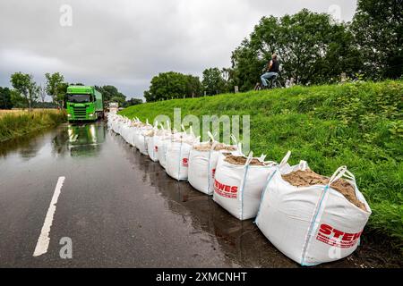 Ruhrhochwasser bei Mühlheim-Menden, Schäden am Ruhrdeich wurden nach langer Zeit mit großen Sandsäcken versiegelt, überflutete Ruhrauen, Hochwasser am Ruhrgebiet Stockfoto