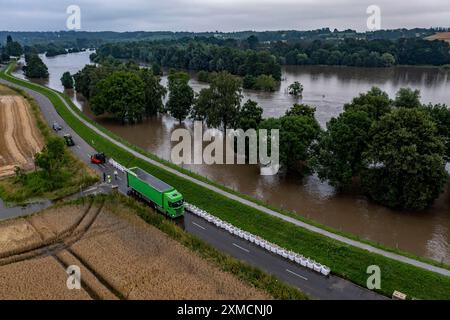 Ruhrhochwasser bei Mühlheim-Menden, Schäden am Ruhrdeich wurden nach langer Zeit mit großen Sandsäcken versiegelt, überflutete Ruhrauen, Hochwasser am Ruhrgebiet Stockfoto