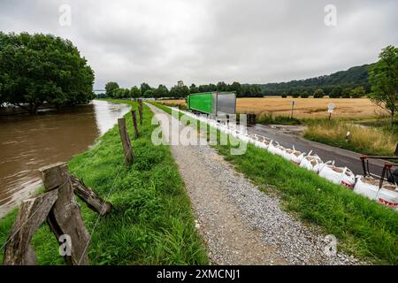 Ruhrhochwasser bei Mühlheim-Menden, Schäden am Ruhrdeich wurden nach langer Zeit mit großen Sandsäcken versiegelt, überflutete Ruhrauen, Hochwasser am Ruhrgebiet Stockfoto