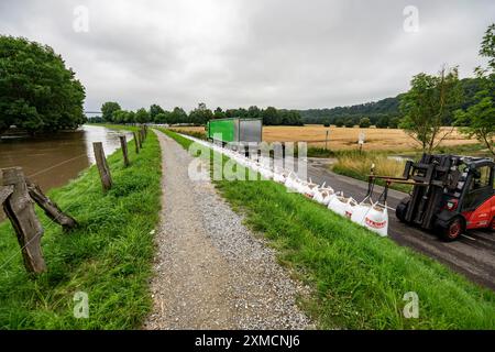 Ruhrhochwasser bei Mühlheim-Menden, Schäden am Ruhrdeich wurden nach langer Zeit mit großen Sandsäcken versiegelt, überflutete Ruhrauen, Hochwasser am Ruhrgebiet Stockfoto