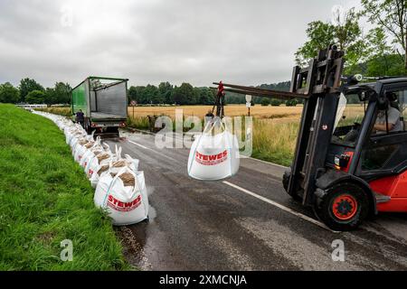 Ruhrhochwasser bei Mühlheim-Menden, Schäden am Ruhrdeich wurden nach langer Zeit mit großen Sandsäcken versiegelt, überflutete Ruhrauen, Hochwasser am Ruhrgebiet Stockfoto