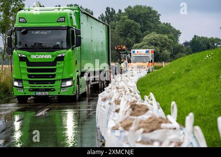 Ruhrhochwasser bei Mühlheim-Menden, Schäden am Ruhrdeich wurden nach langer Zeit mit großen Sandsäcken versiegelt, überflutete Ruhrauen, Hochwasser am Ruhrgebiet Stockfoto