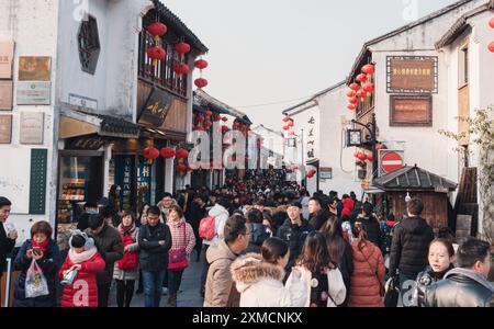 Suzhou, China - 01. Januar 2019: Die geschäftige Marktstraße in Suzhou ist voll von Besuchern, die einen lebhaften Tag inmitten von Laternen-Dekorationen genießen Stockfoto